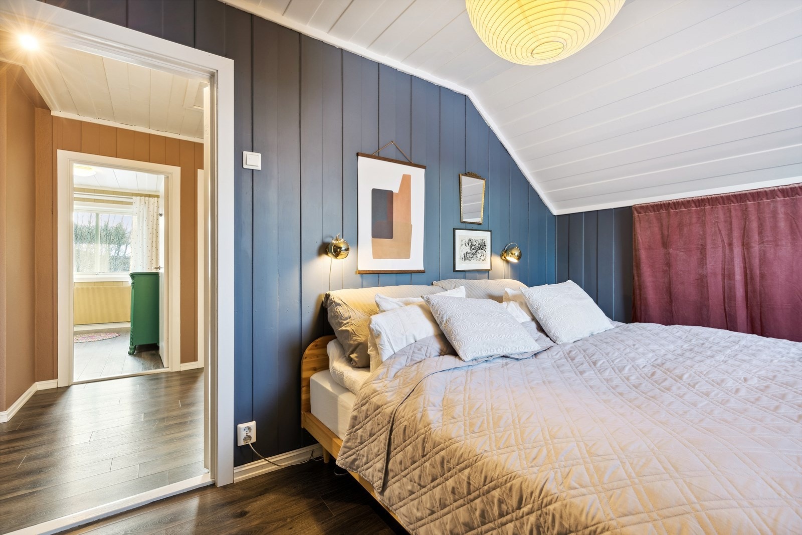 Boligen har til sammen 3 gode soverom, hvorav alle beliggende i byggets 2.etg. Galleribilde