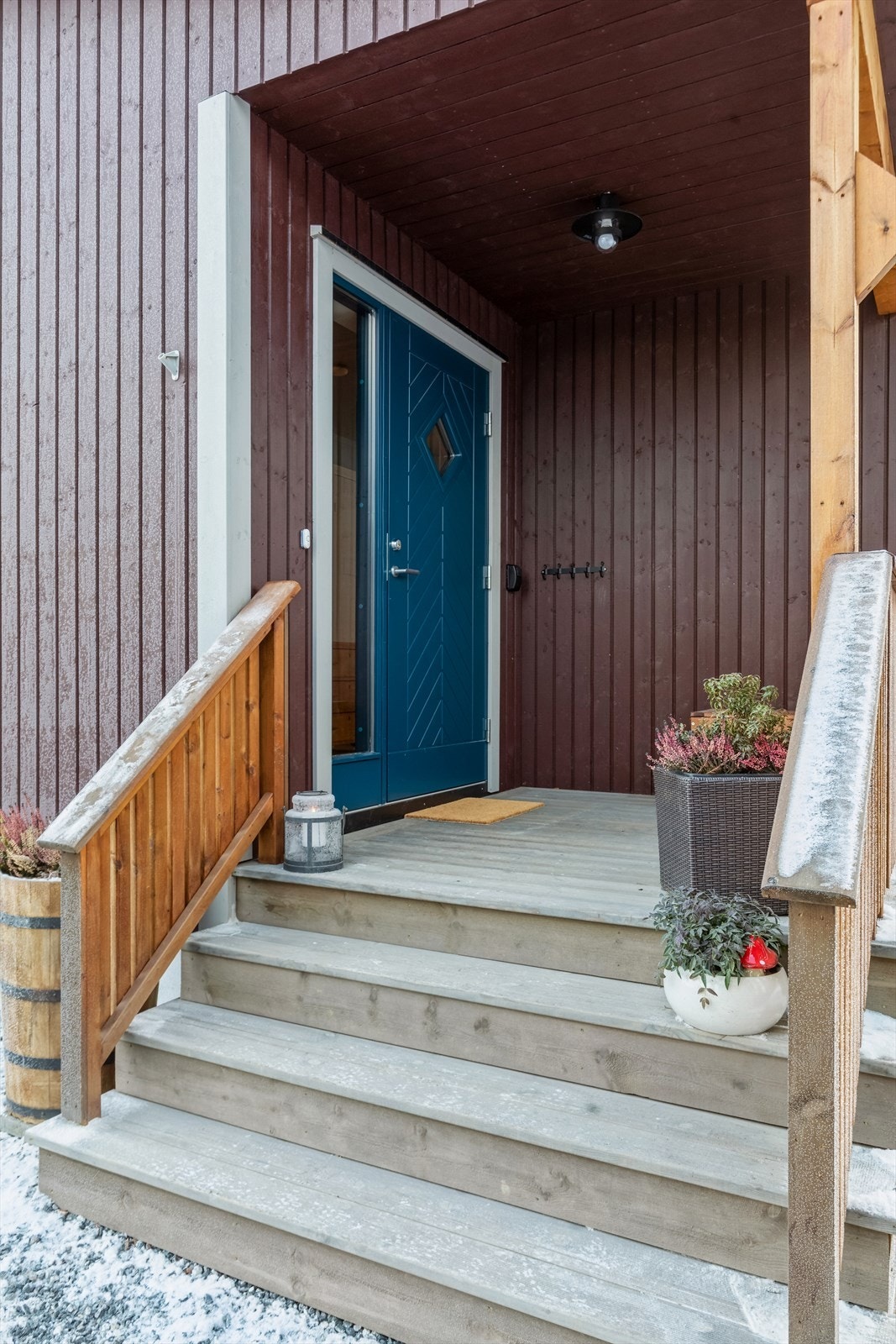 Her møtes du av et hyggelig overbygget inngangsparti, som videre ønsker deg velkommen inn i boligens 1.etg. Galleribilde