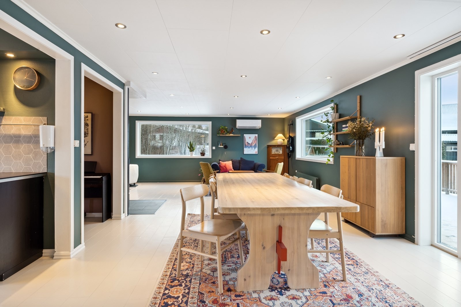 God plass til større spisegruppe med praktisk plassering iht. kjøkken. Galleribilde