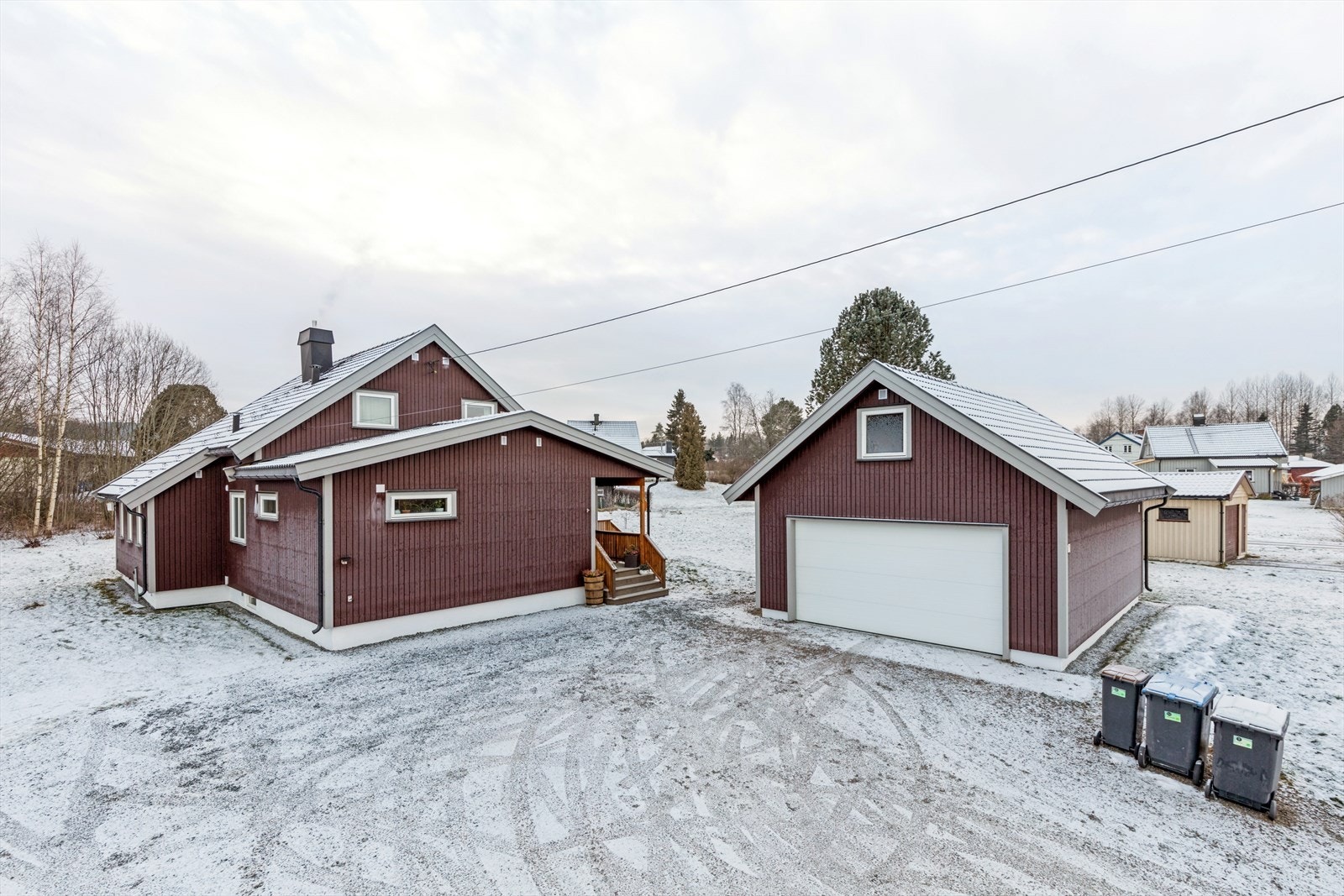 Eiendommen er beliggende på et eldre veletablert og populært villaområde like utenfor Skarnes sentrum. Galleribilde