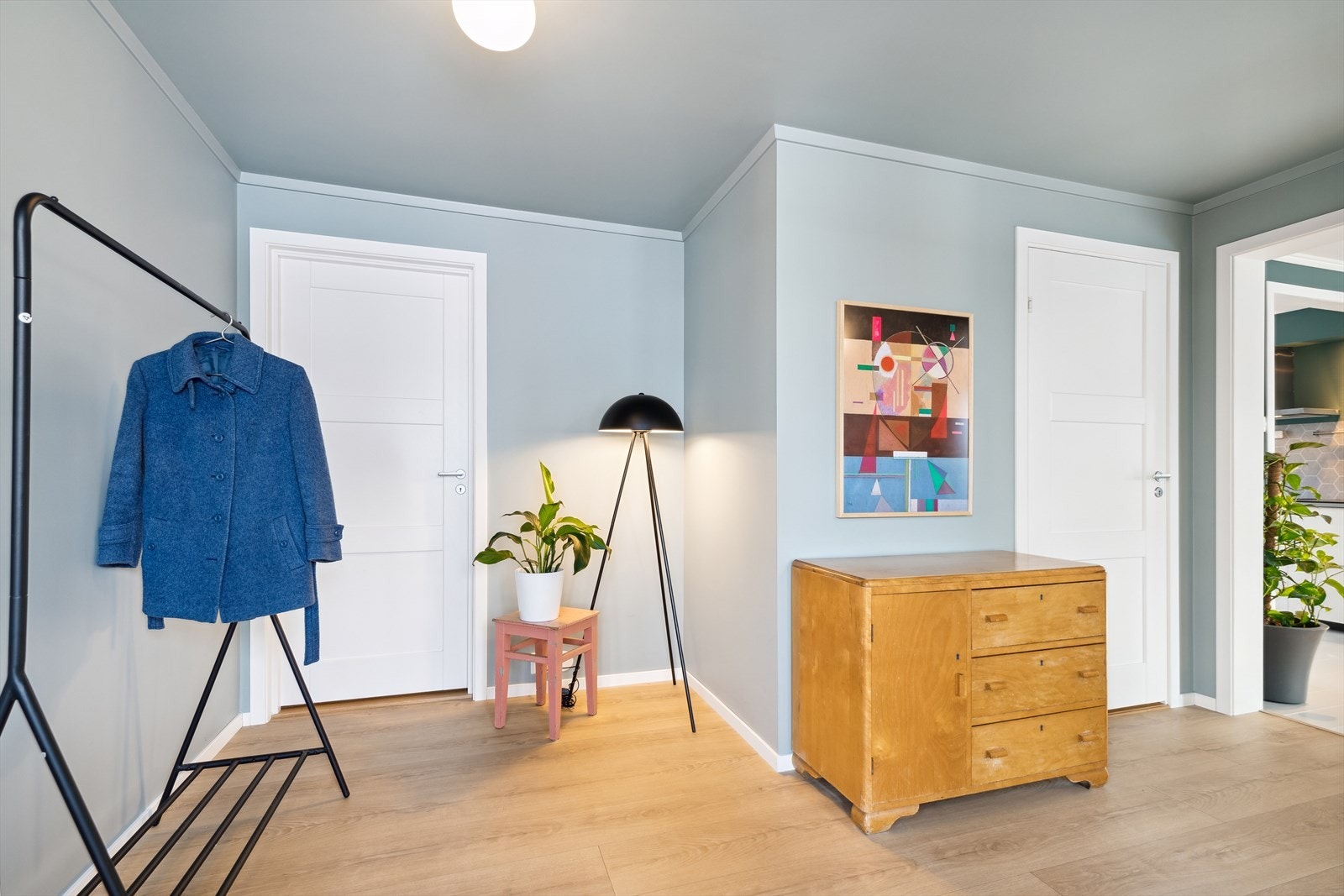 Innbydende entré i tilbygg fra 2020, hvor gulv i tilbygget del er med elektriske varmekabler m/termostater. Galleribilde