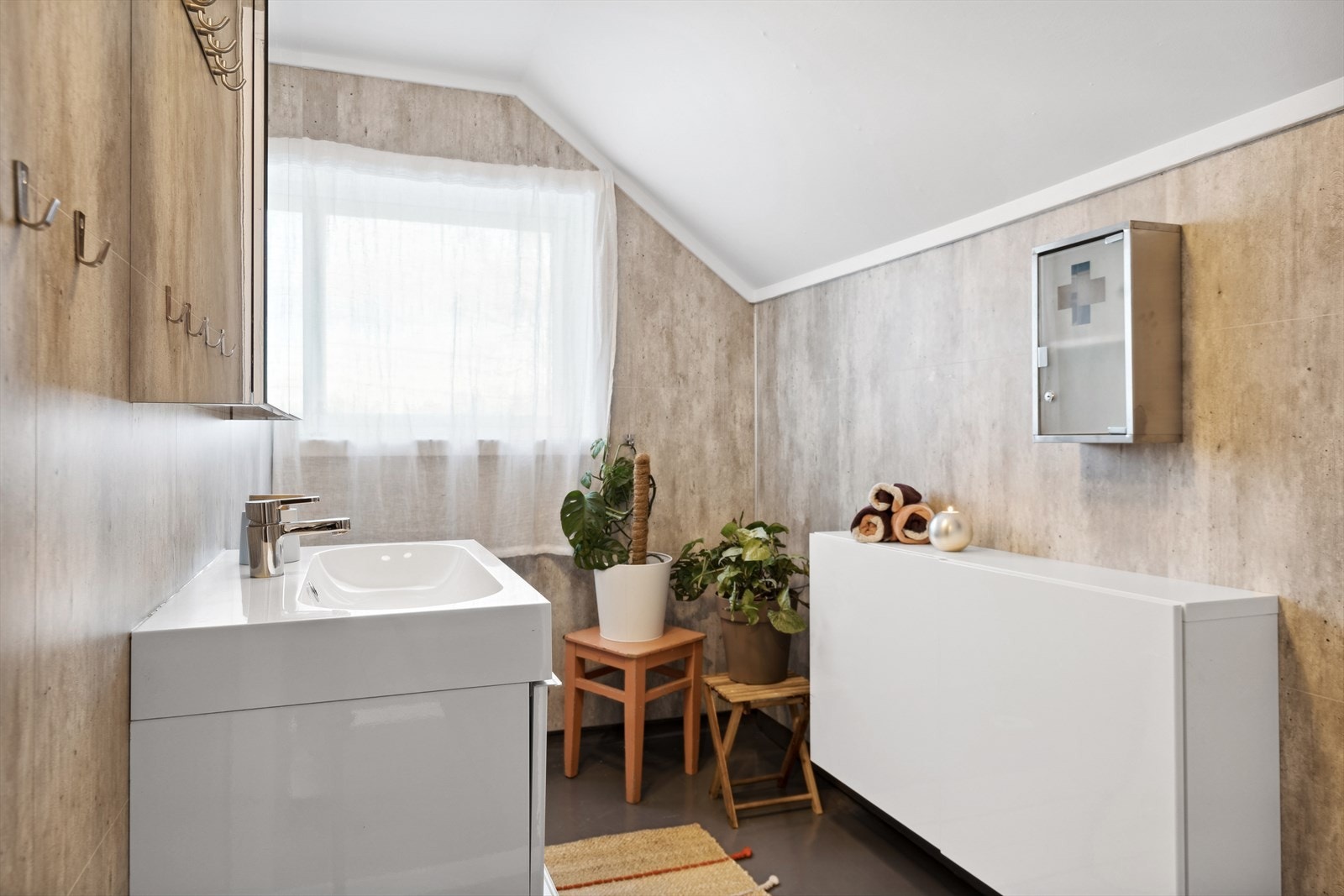 I rommet finnes det baderomsinnredning m/heldekkende servant, skuffer og speilskap, samt vegghengt toalett m/skjult sisterne. Galleribilde