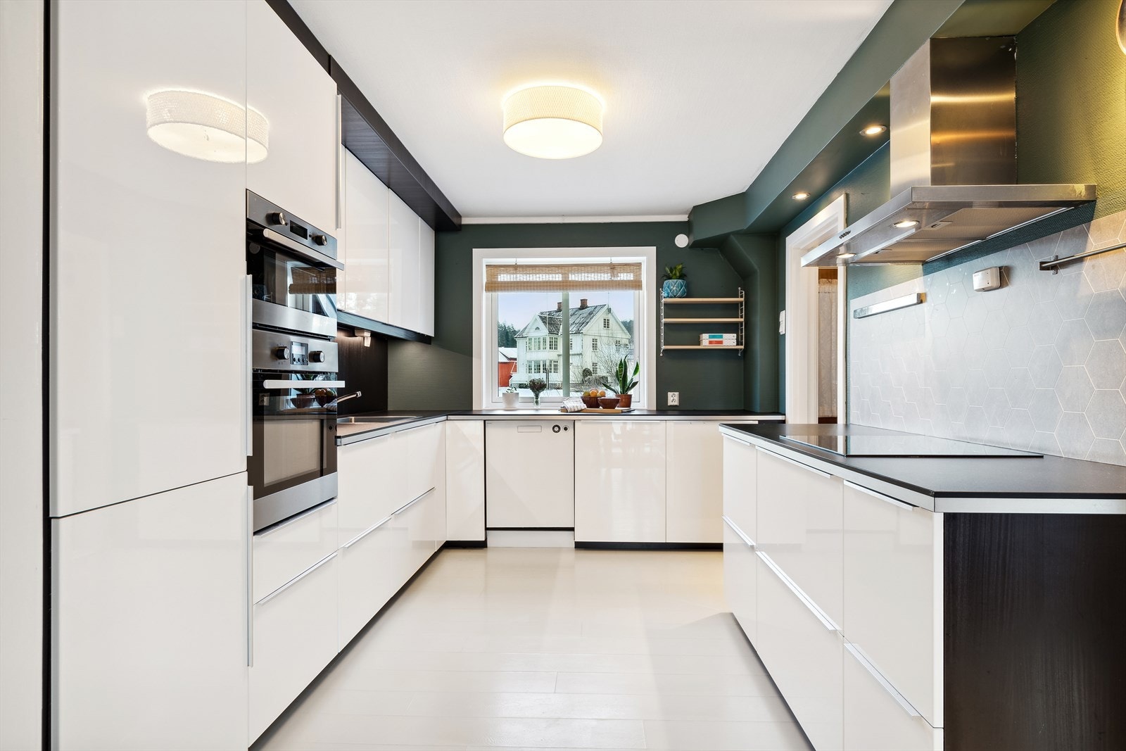 Rommet er godt utbygd med både skap, skuffer og arbeidsflater. Godt med plass til både store og små kokker. Galleribilde