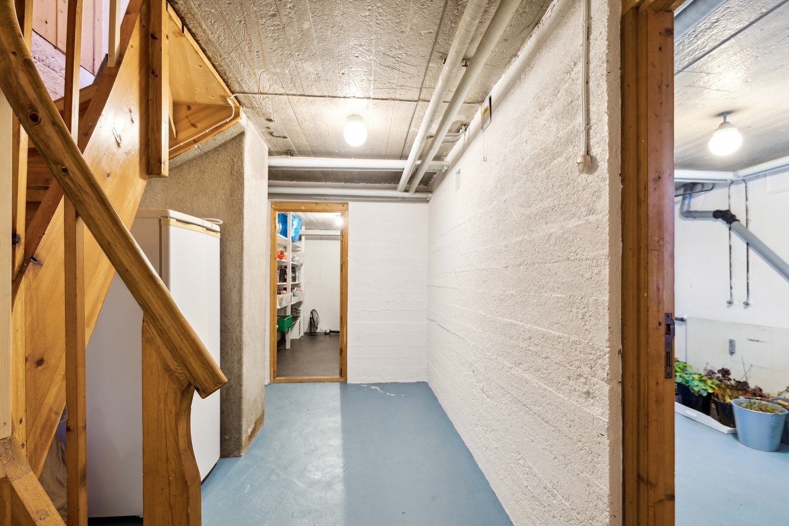 Kjeller med flere bod-rom gir godt med lagringsplass. Her er det også opplegg til vaskemaskin og tørketrommel. Galleribilde