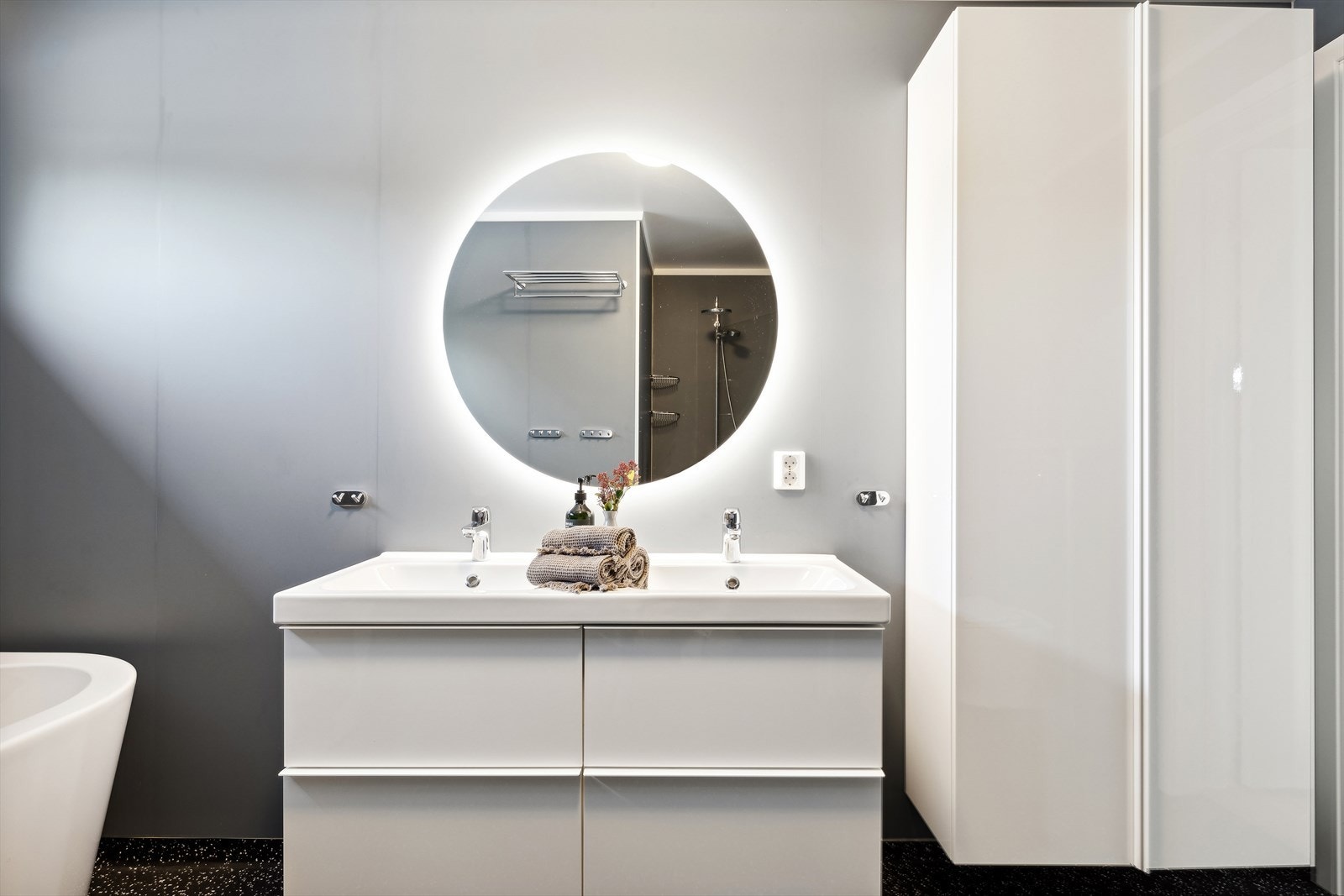 Baderom 1.etg med komfortabel varme i gulv. Galleribilde