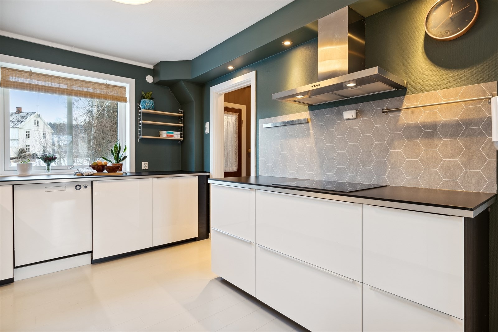 I benkerygg er det montert laminerte plater i et grålig heksagondesign ved platetopp. Galleribilde