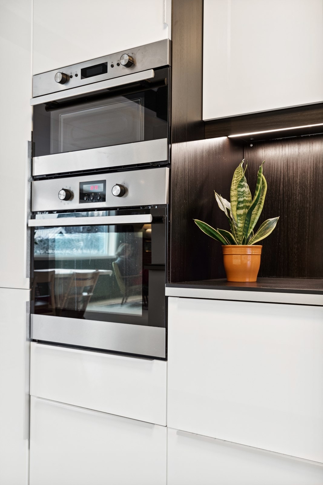 Integrerte hvitevarer som platetopp, micro, stekeovn, kjøl- og fryseskap medfølger handelen. Galleribilde