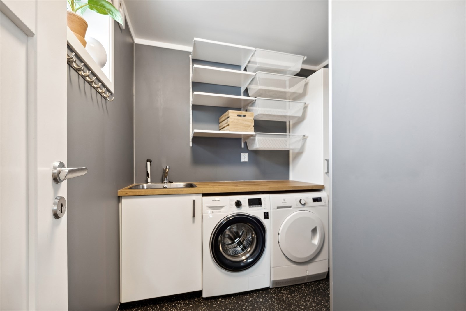 Her finnes det også vaskerom fra 2020, hvor innredning er m/eikfinert plate, nedfelt rustfritt vaskekar, underskap, høyskap og opplegg for vaskemaskin/tørketrommel. Galleribilde