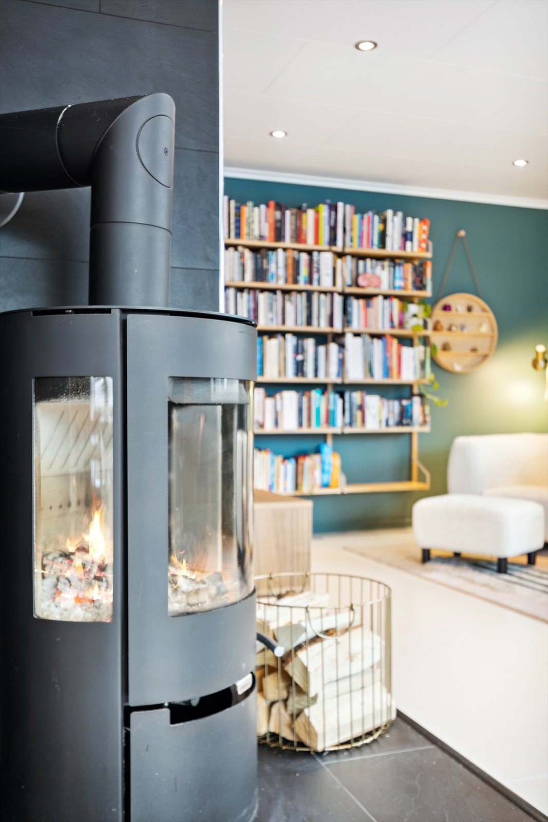 I stue er det montert en moderne peisovn m/3-sidig glass som sørger for god temperatur og knitrende hygge. Galleribilde