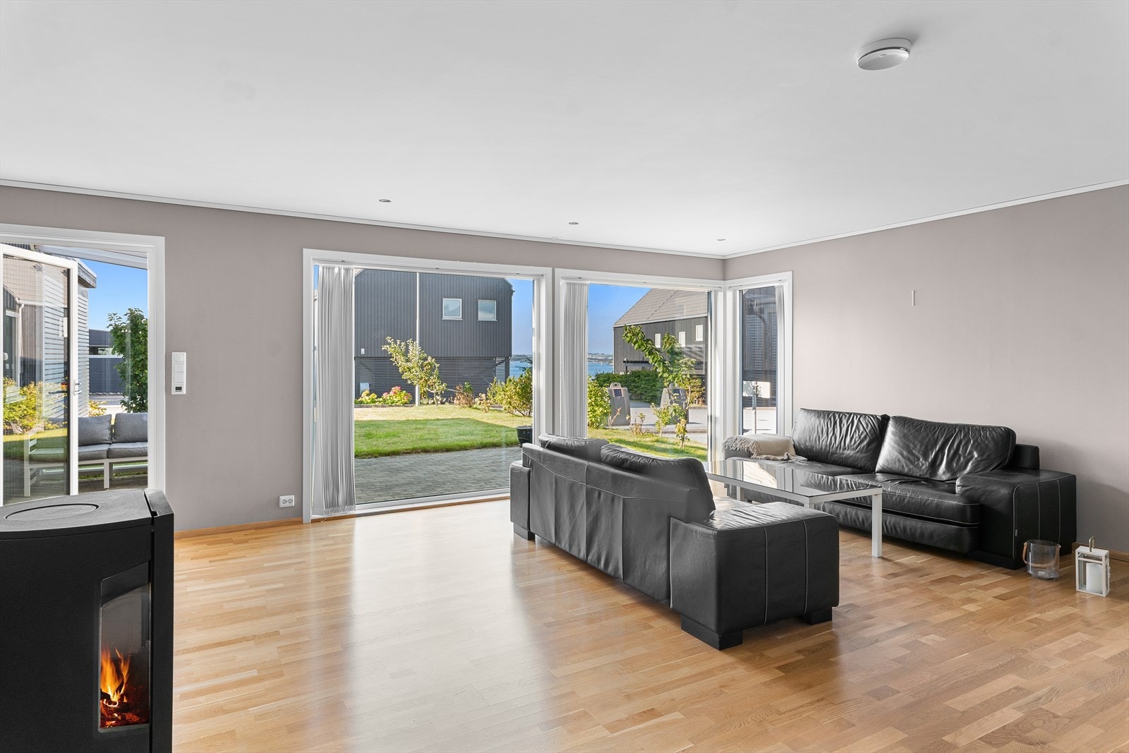 Boligen er praktisk og innholdsrik. Bl.a. 3 stuer, vaskerom med biinngang, 2 bad og 4 sovrom Galleribilde