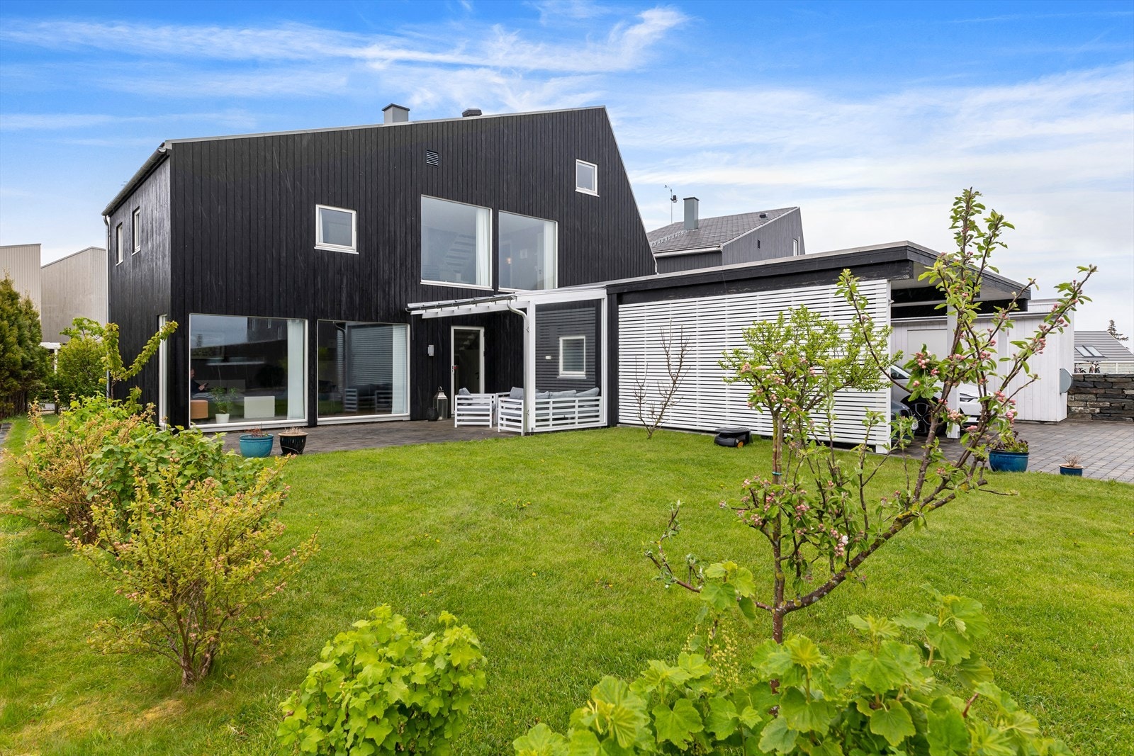 Nyere og stor enebolig i andre rekke mot sjøen. Kort vei til Randaberg og Stavanger sentrum (hhv. 10 min og 25 min.). Fantastisk beliggenhet med solrik tomt og sjøutsikt Galleribilde