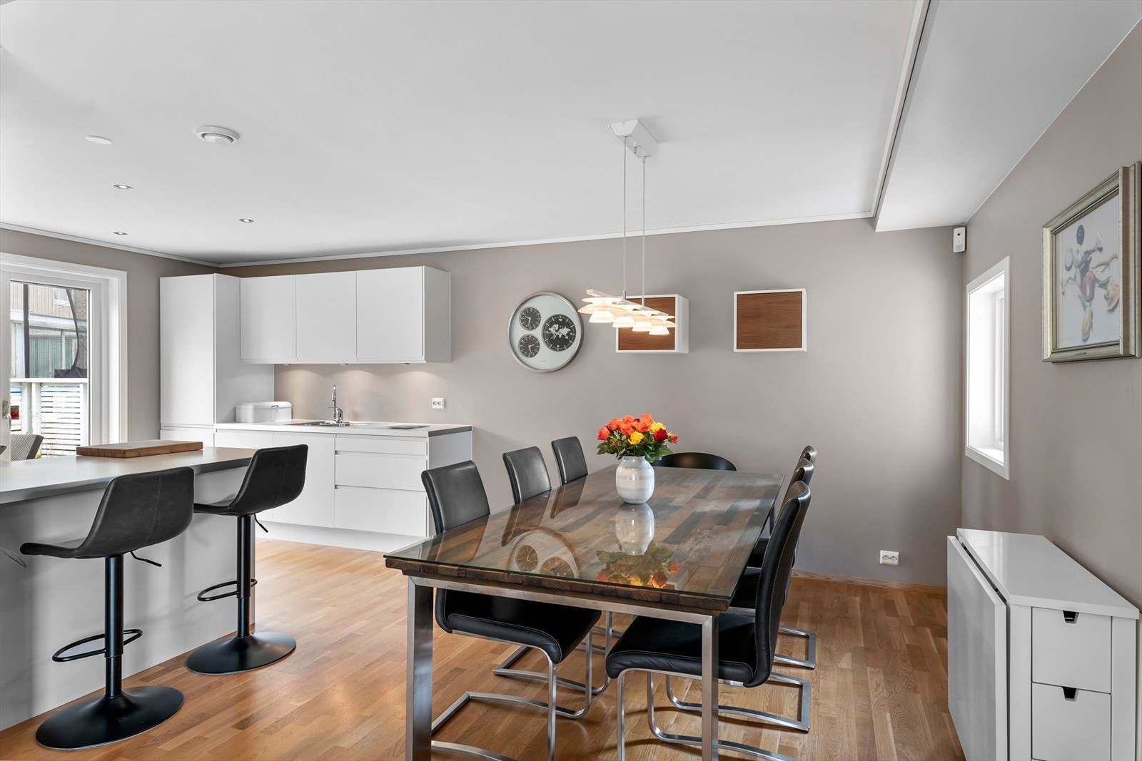 Det er også barløsning i tillegg til spisestuen Galleribilde