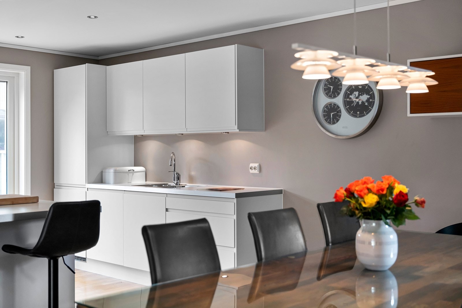 Pent kjøkken med integrerte hvitevarer Galleribilde