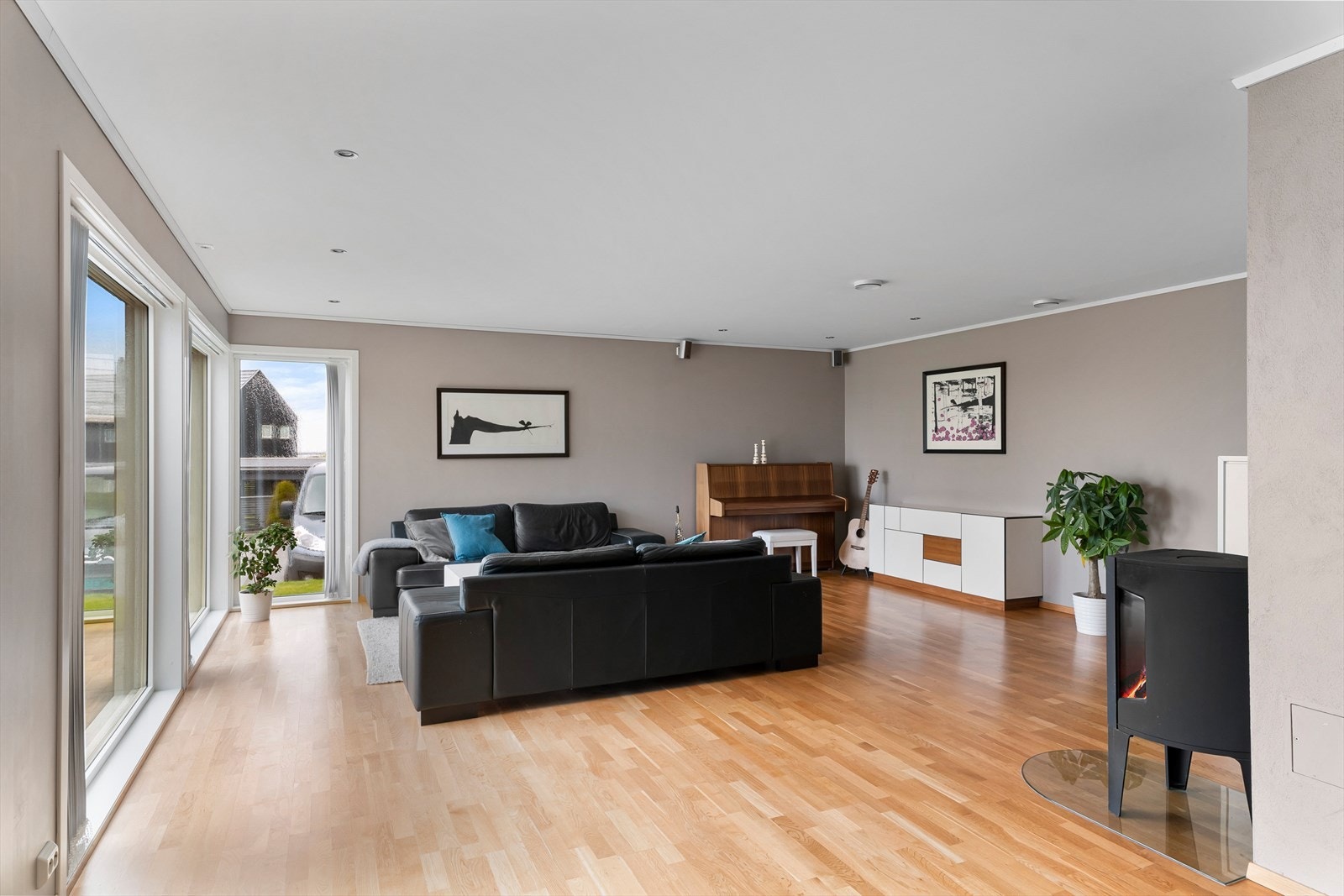 Lys, fin stue med downlights Galleribilde