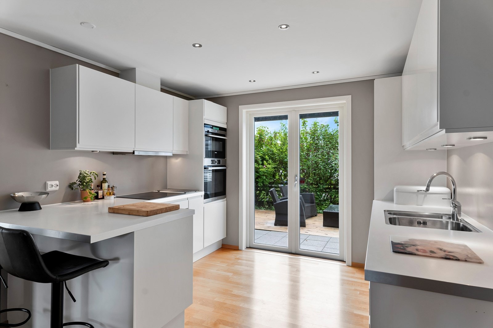 Kjøkken med spiseplass og utgang til bakhage. Hvitevarer inkluder. Galleribilde