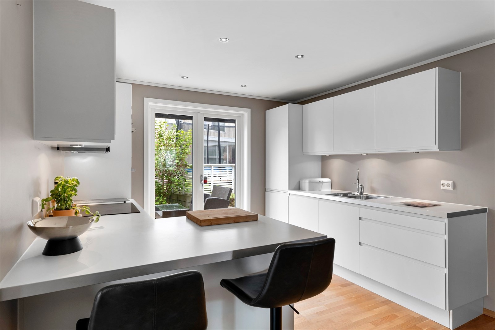 God skap- og benkeplass Galleribilde