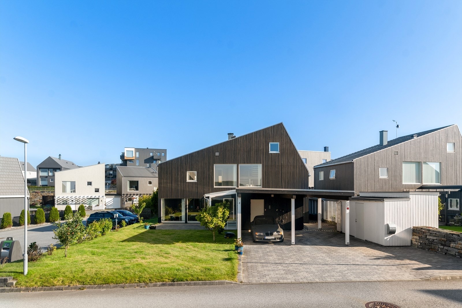 Nyere og innholdsrik enebolig i andre rekke mot sjøen. Kort vei til Randaberg og Stavanger sentrum. Fantastisk beliggenhet med solrik tomt og sjøutsikt Galleribilde