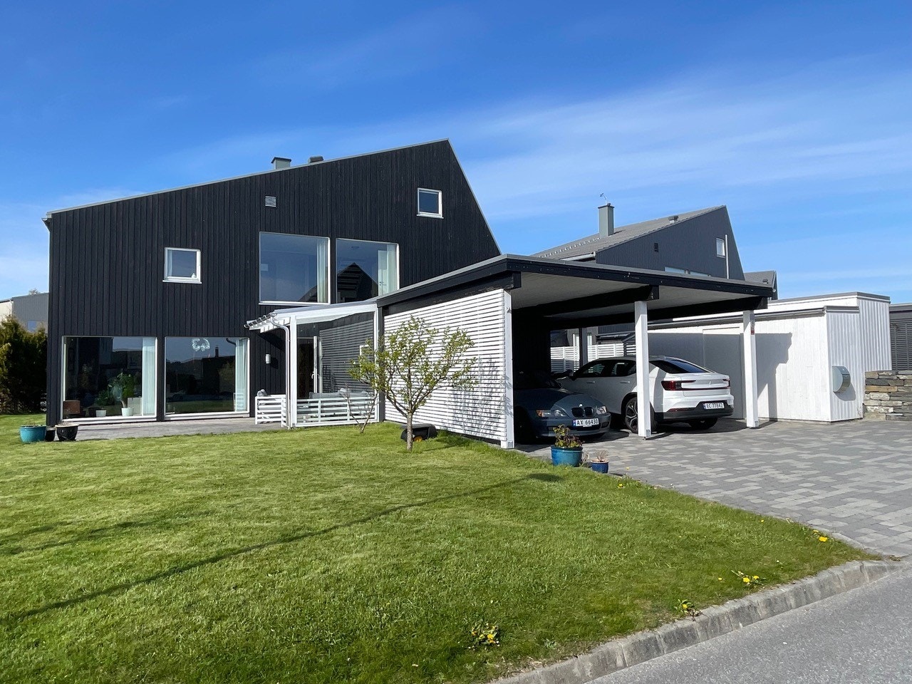 Herlige uteplasser på eiendommen. Steinlagt oppkjørsel. Dobbel carport med el.billader Galleribilde