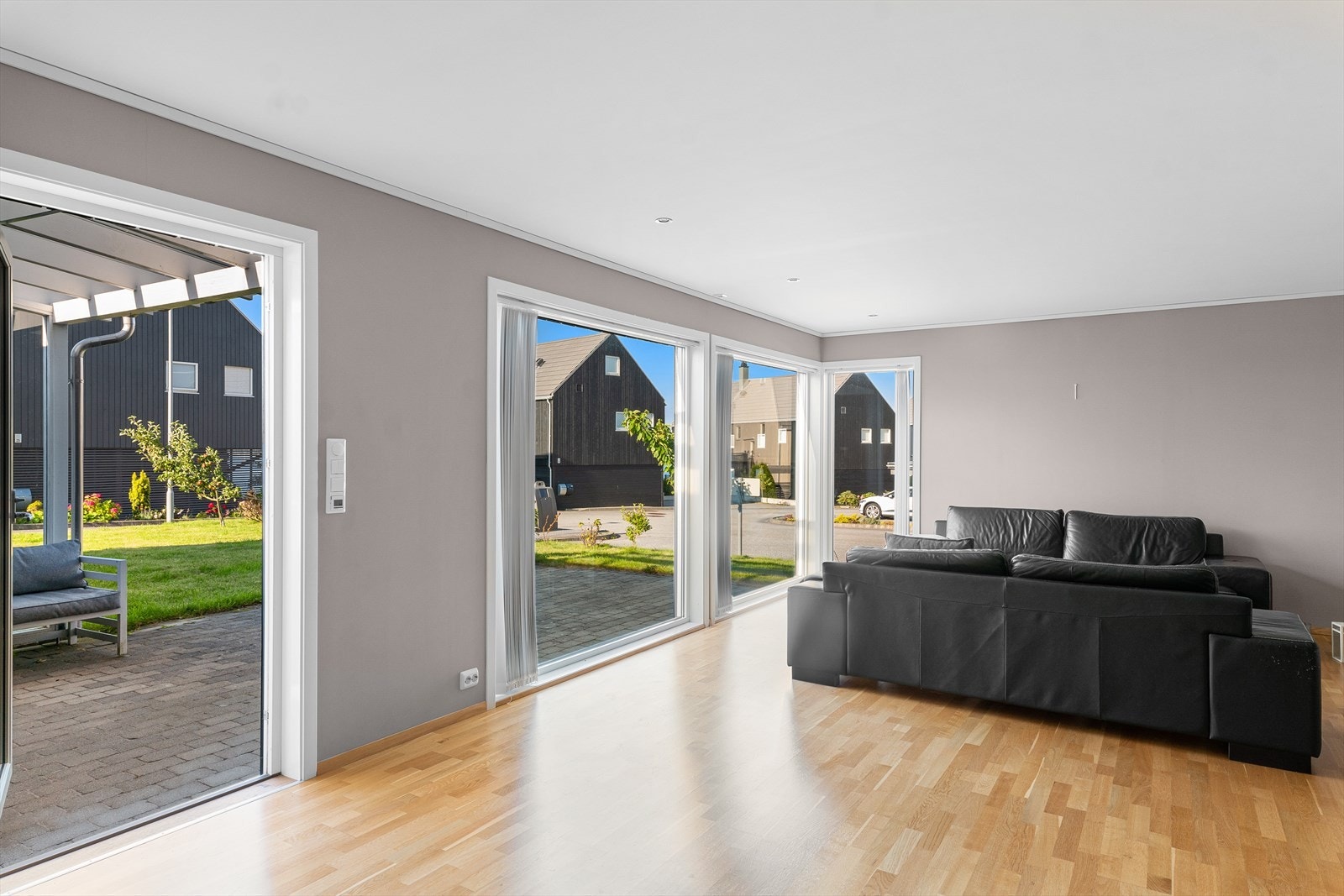 Micromatic sentralstyringssystem på varme. Vedovn og balansert ventilasjon med varmegjenvinning. Galleribilde