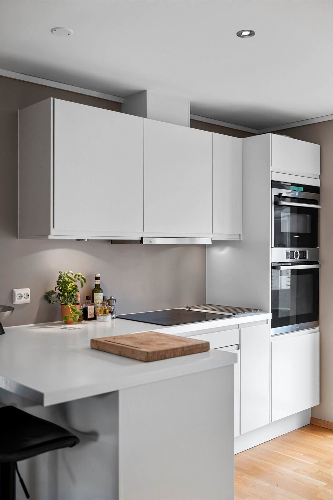 Delikat kjøkken i hvit utførelse Galleribilde