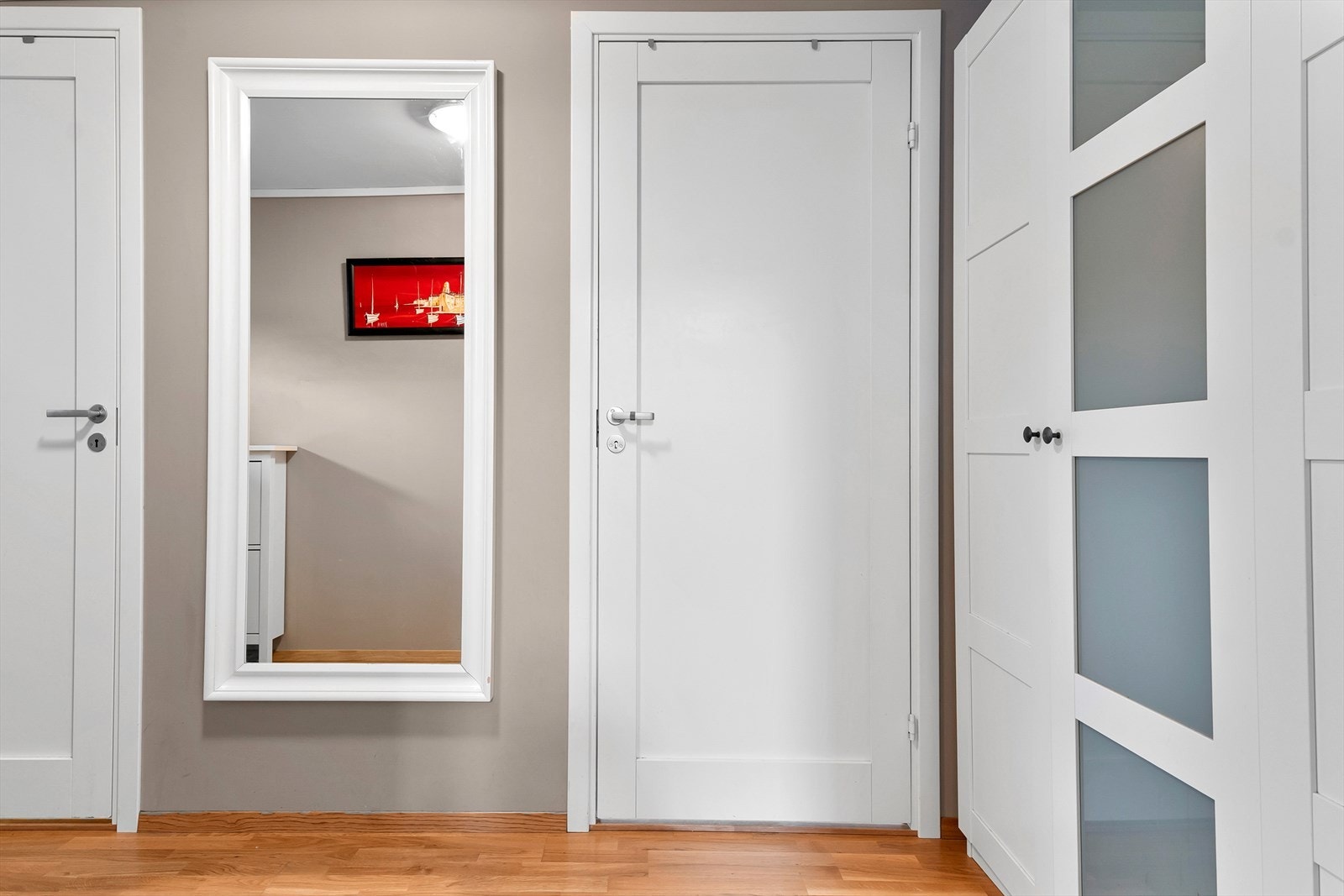 Gang med garderobe Galleribilde