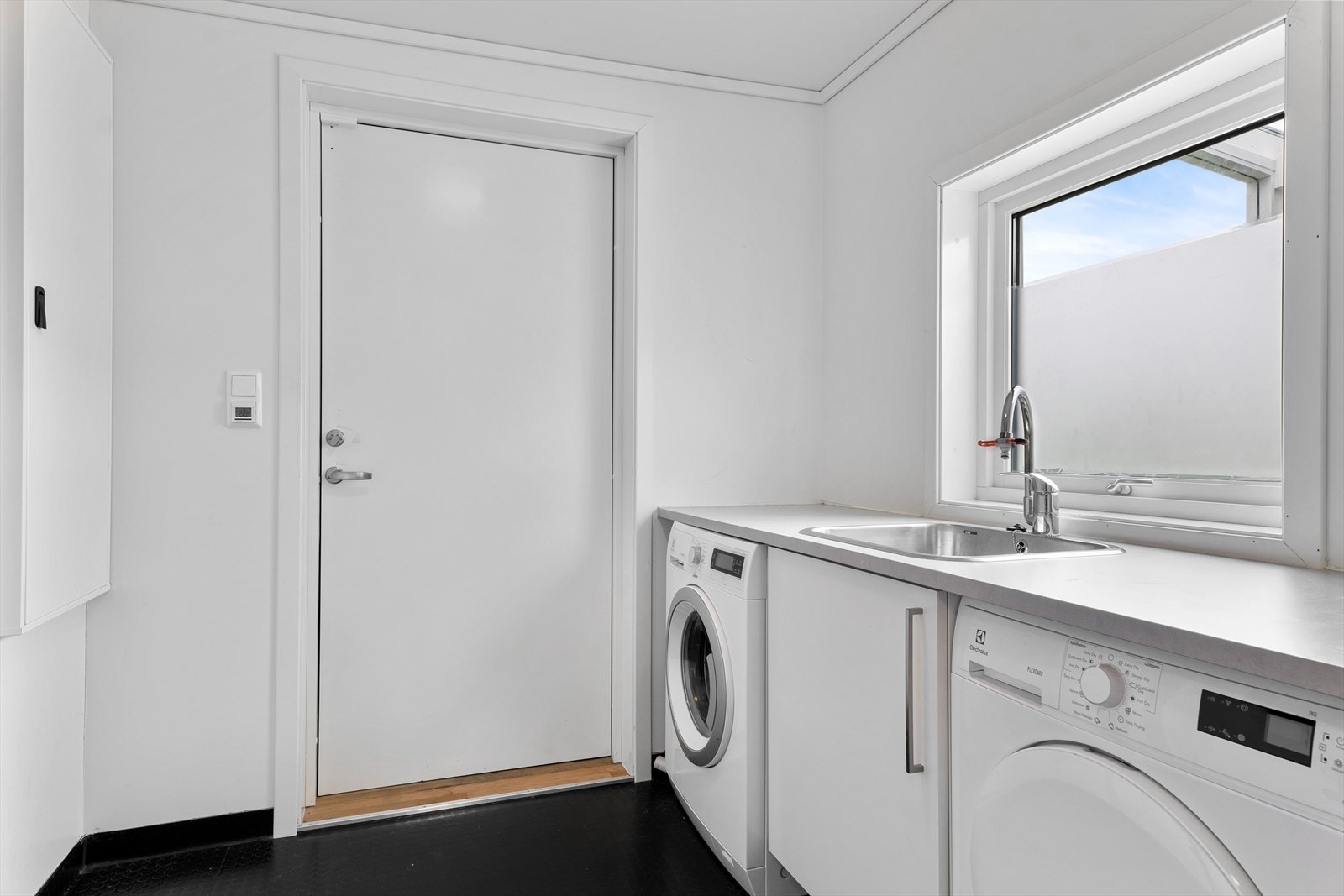Praktisk vaskerom med biinngang Galleribilde