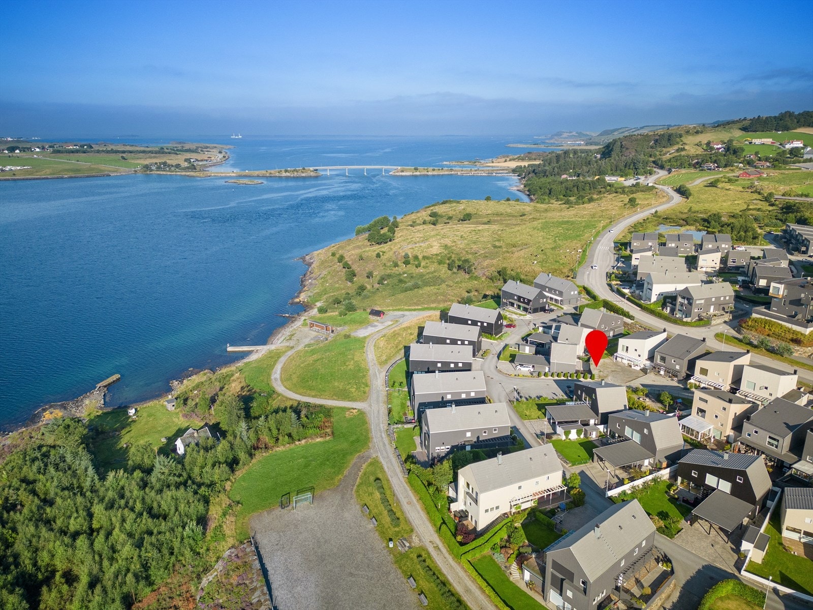 Sjønært, barnevennlig og landlig, med ca 25 min. kjøring til Stavanger sentrum. Galleribilde