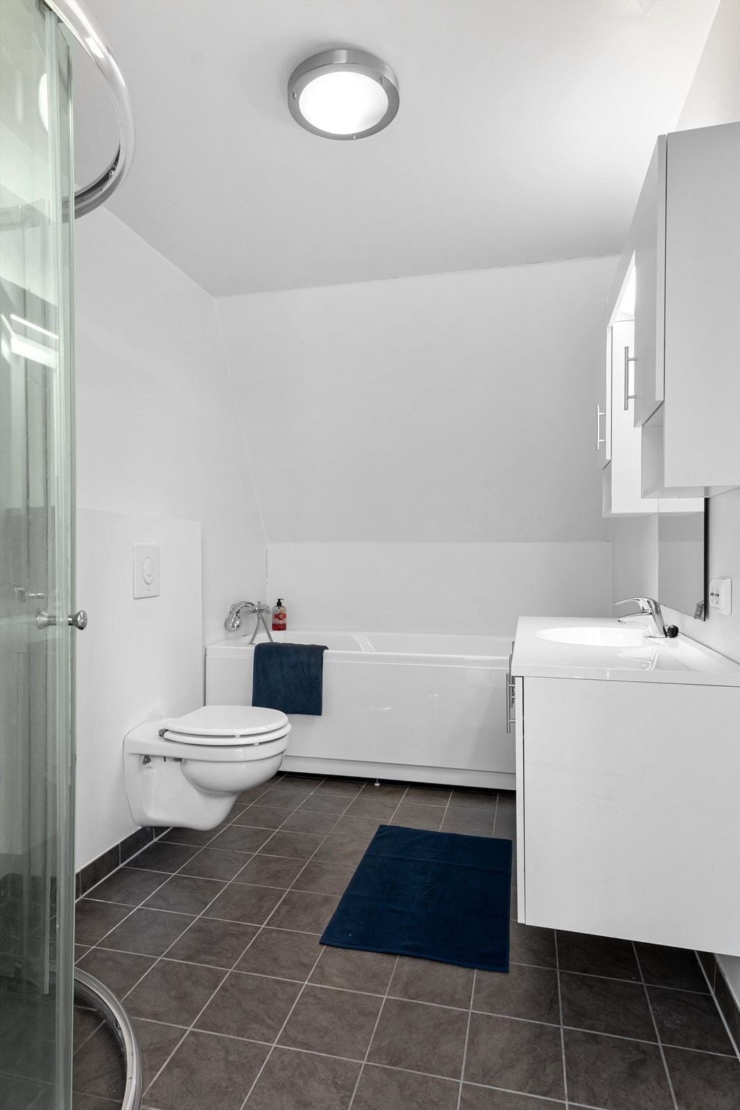 Bad med både dusj og badekar Galleribilde