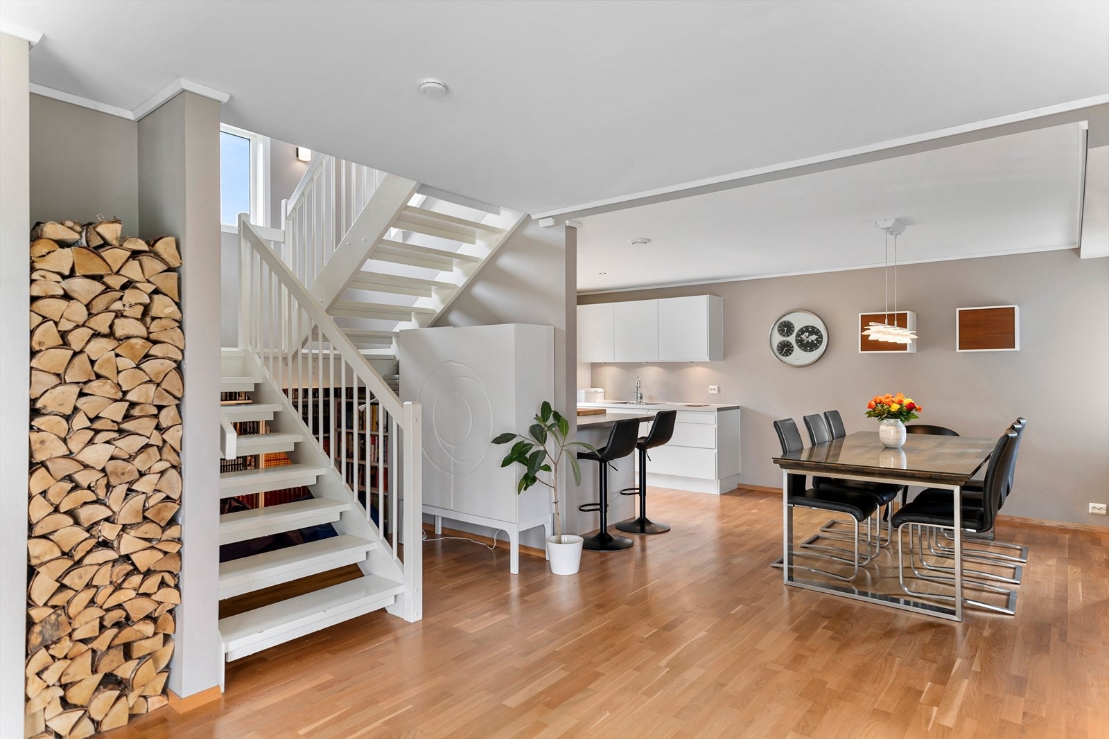 Delvis åpen løsning til kjøkken og spisestue Galleribilde