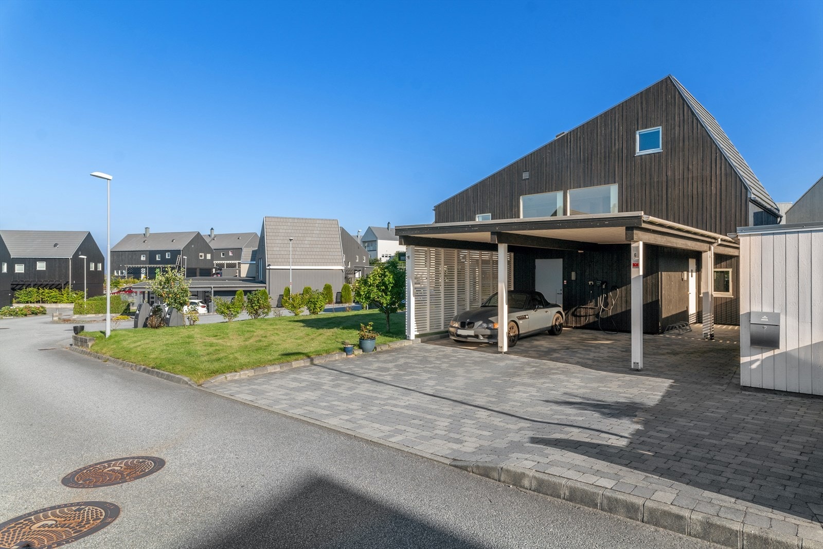 Dobbel carport med el.billader Galleribilde