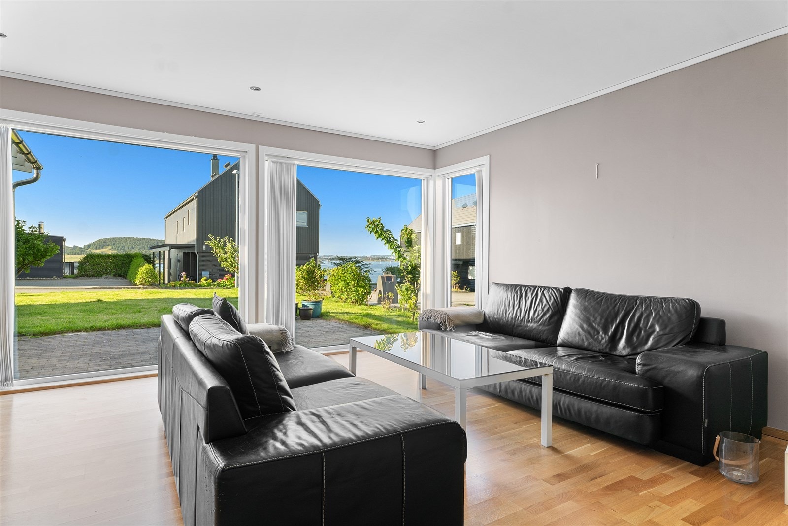 Romslig stue med gode vindusflater Galleribilde