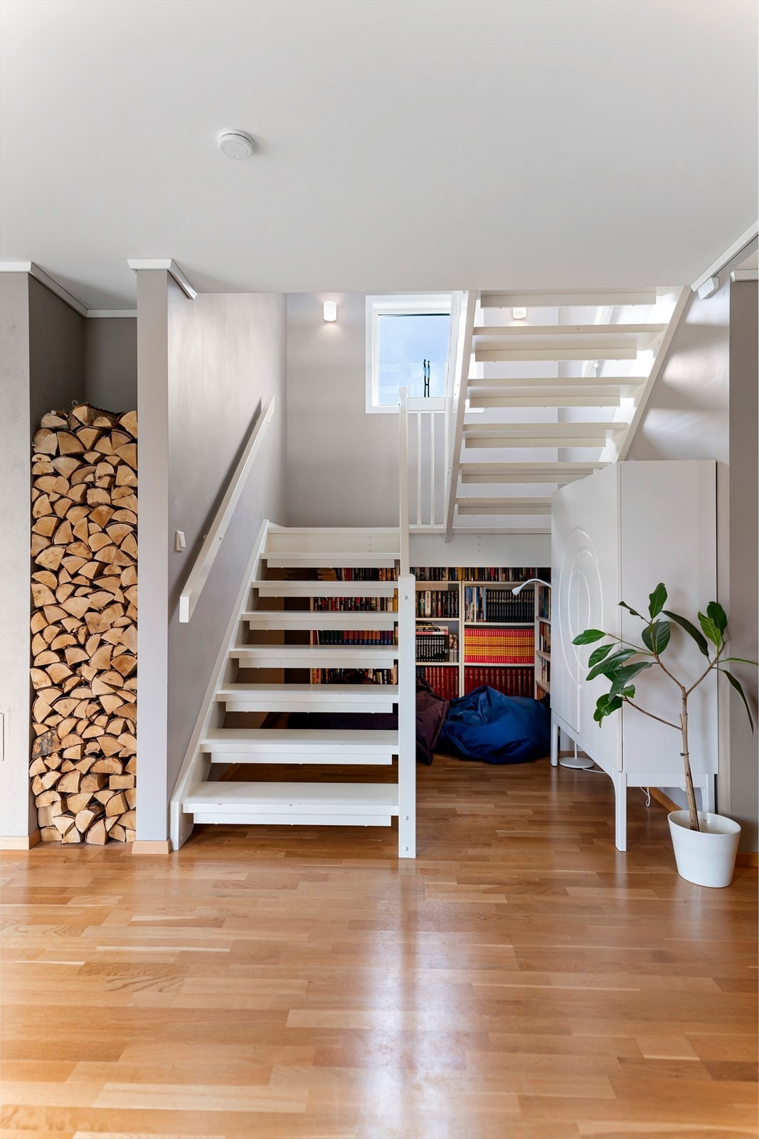 Trapp med fin "lesekrok" til barna Galleribilde