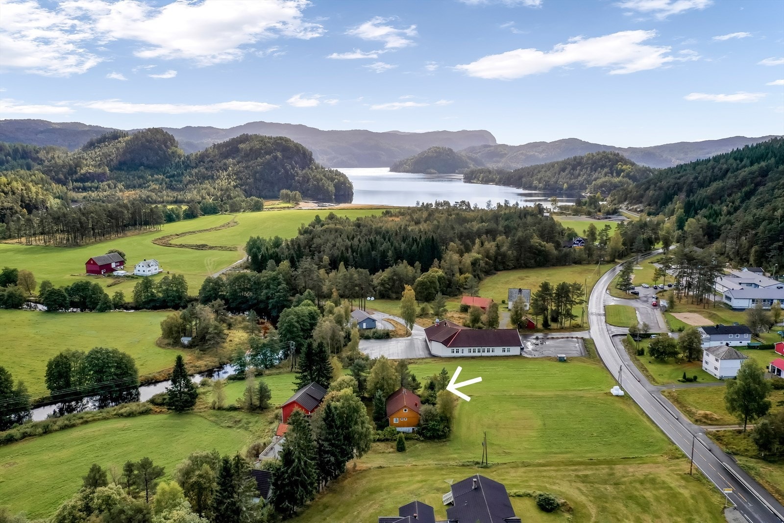 Eiendommen ligger landlig til og innbyr til trimming i naturskjønne omgivelser, og på fine sommerdager samler folk seg på bygdas to badestrender. Galleribilde