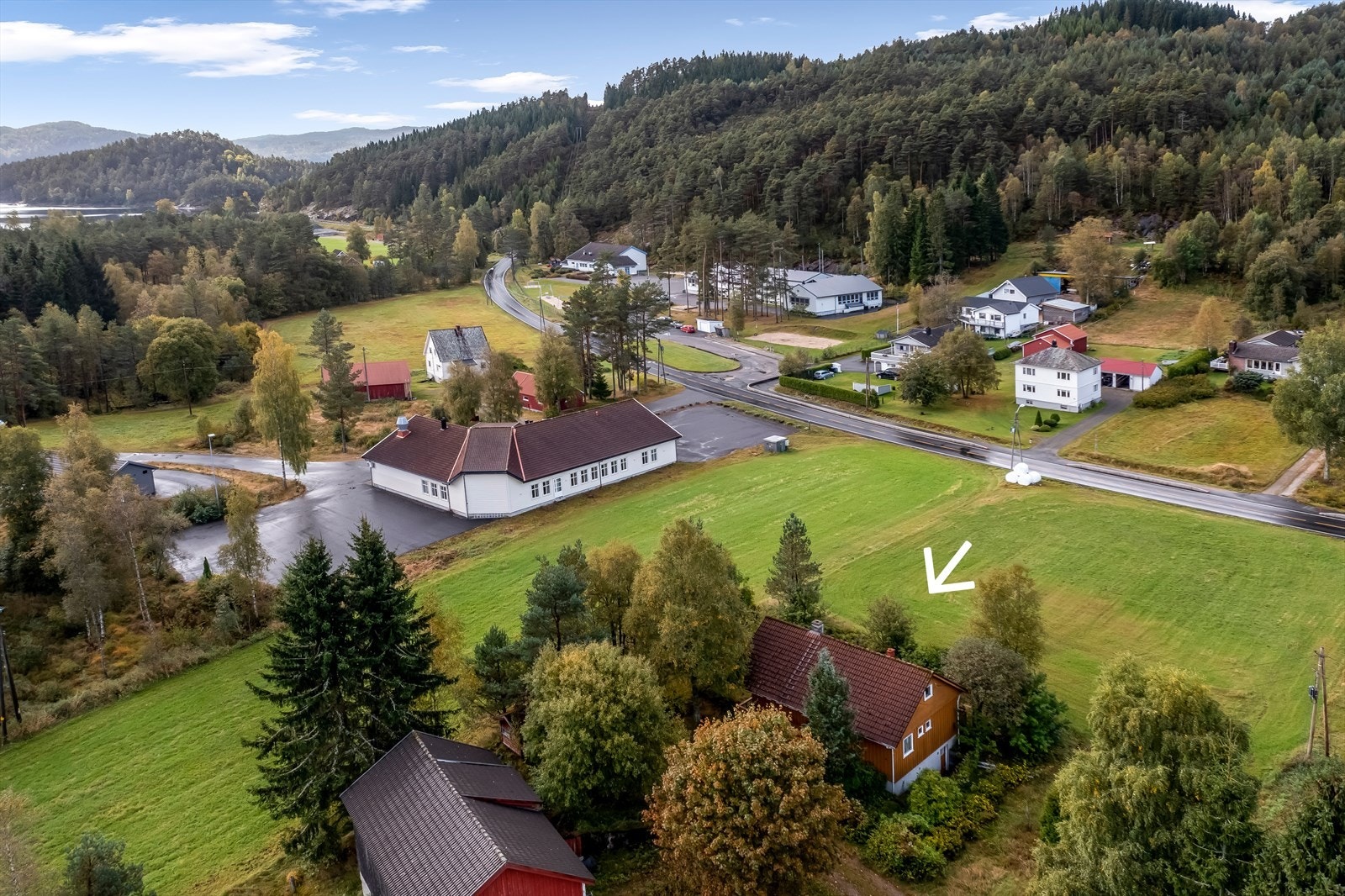 Fra eiendommen er det kort gange til barneskole og barnehage - samt nærhet til matvarehandel. Galleribilde