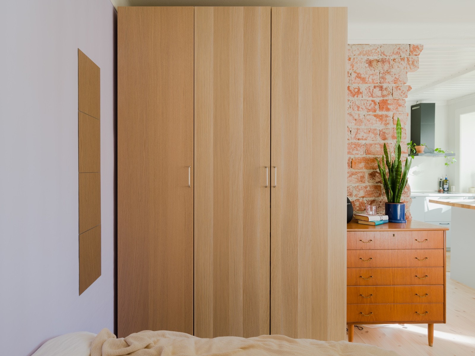 Gode oppbevaringsmuligher i romslig garderobe i alkoven. Galleribilde