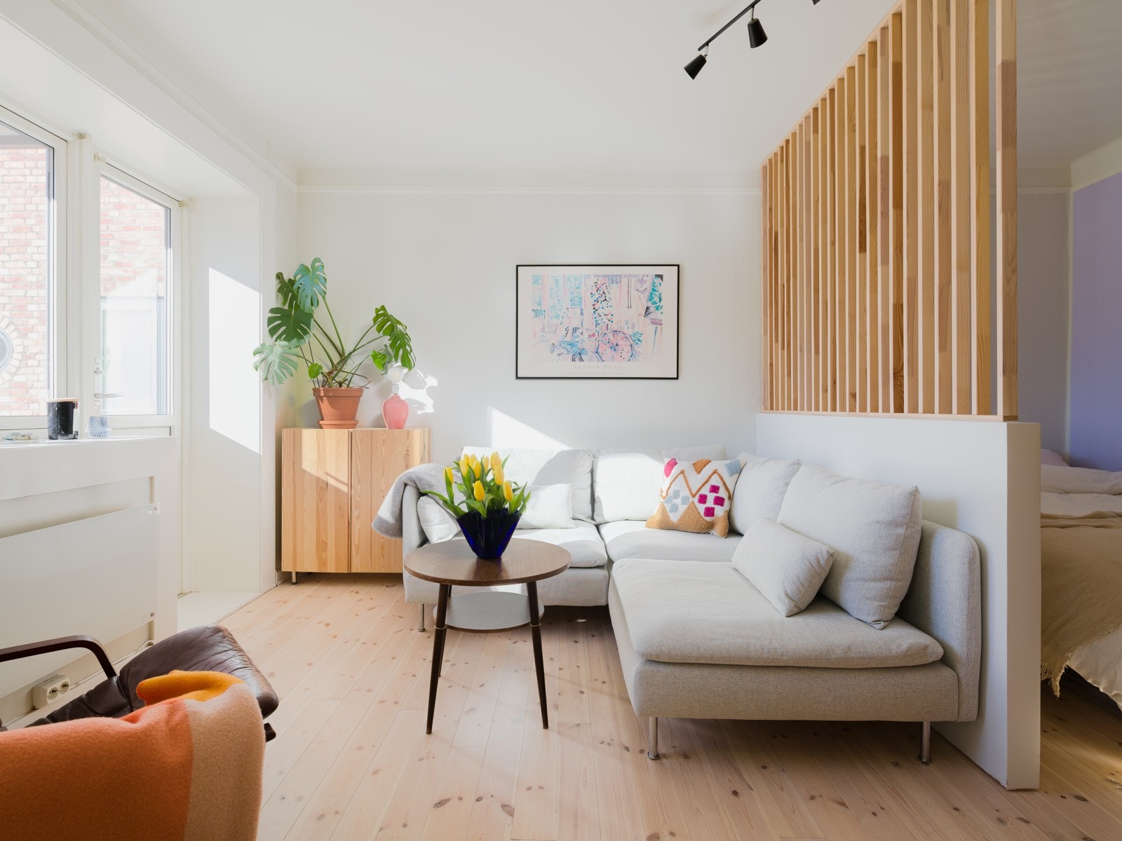 Her sørger store vindusflater for generøse mengder med lys, og leiligheten bader i godt sollys på de fineste dagene. Galleribilde