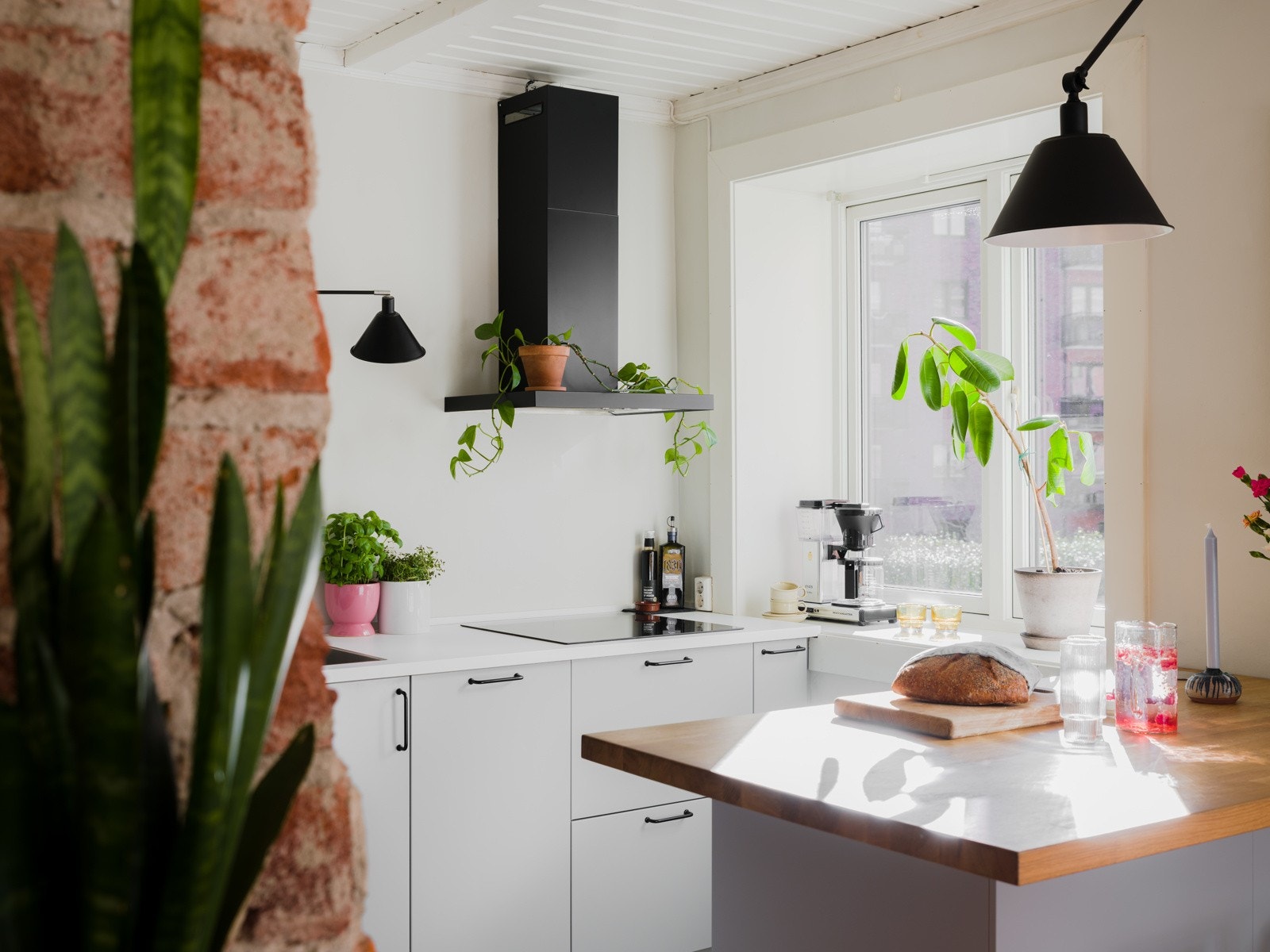 På kjøkkenet blir det fort kamp om å bruke benkeplassen ved vindusposten; Utsynet mot bakgården er virkelig verdt det! Galleribilde