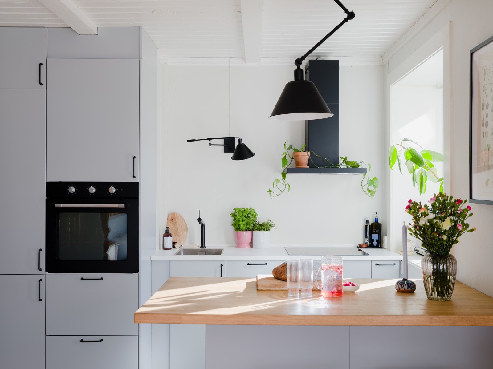 Leiligheten har et delikat og arbeidsvennlig kjøkken fra Ikea som ble satt inn i 2019. Galleribilde