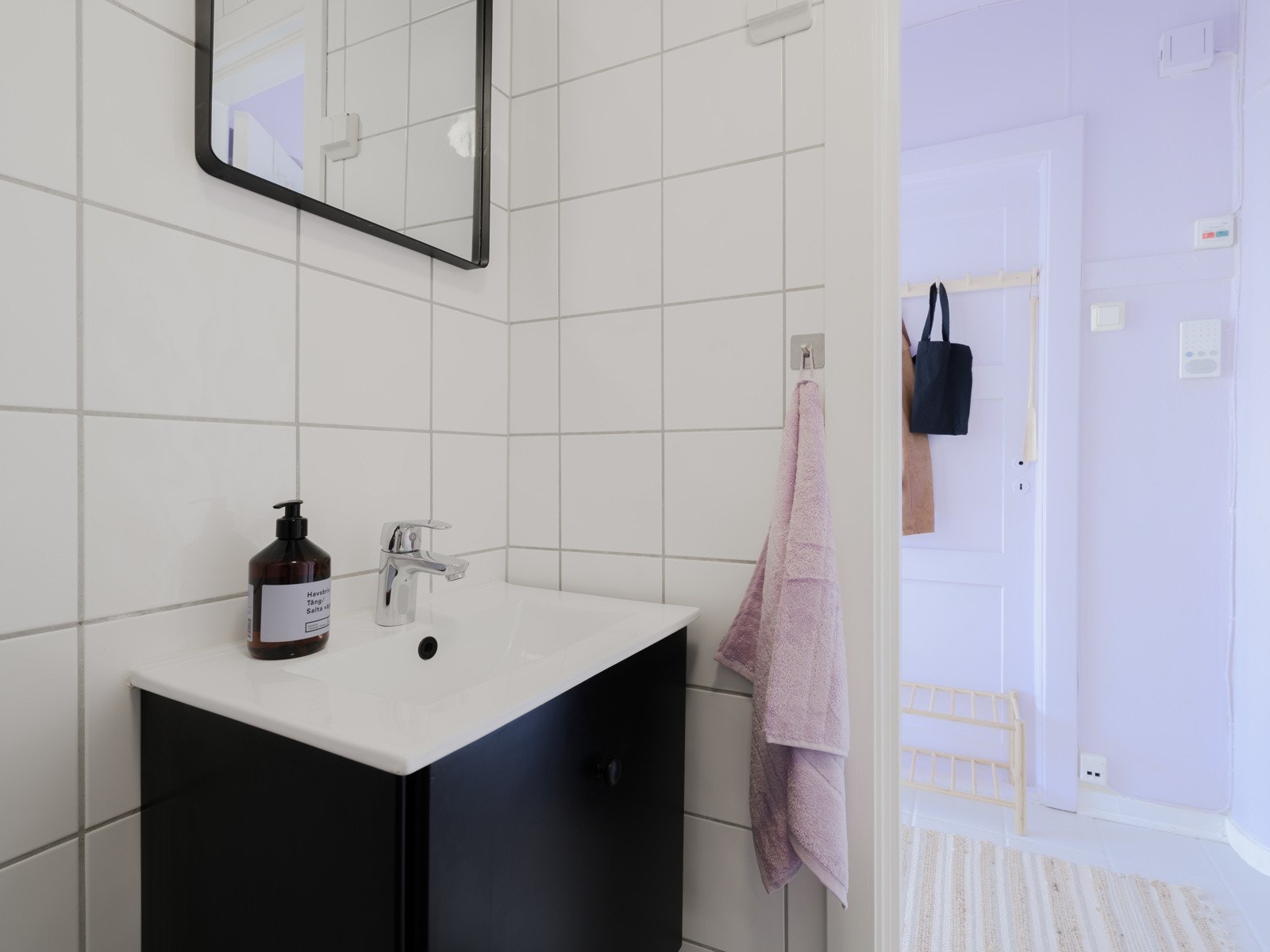 På leilighetens baderom møter trøtte morgenføtter et lunt og oppvarmet gulv. Servant ble skiftet i 2021. Galleribilde