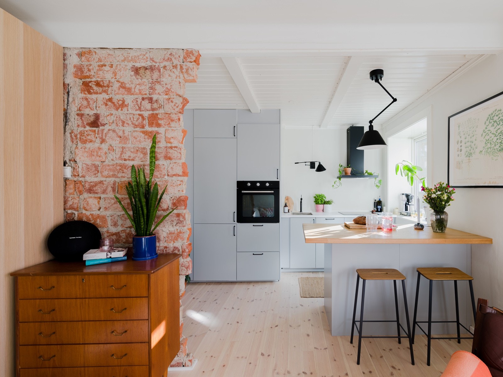 Flotte detaljer som en synlig teglsteinsvegg, heltre furugulv og dype vinduskarmer tilfører denne leiligheten et sjarmerende særpreg. Galleribilde