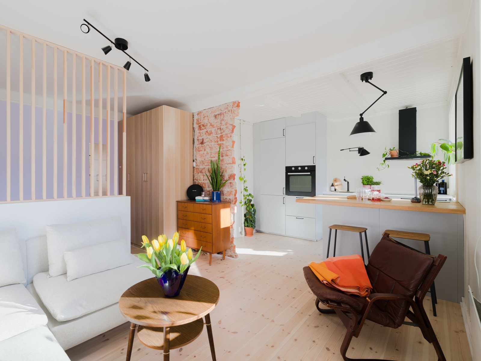 Leiligheten har en svært god plassutnyttelse - her går det praktiske og estetiske hånd i hånd. Galleribilde