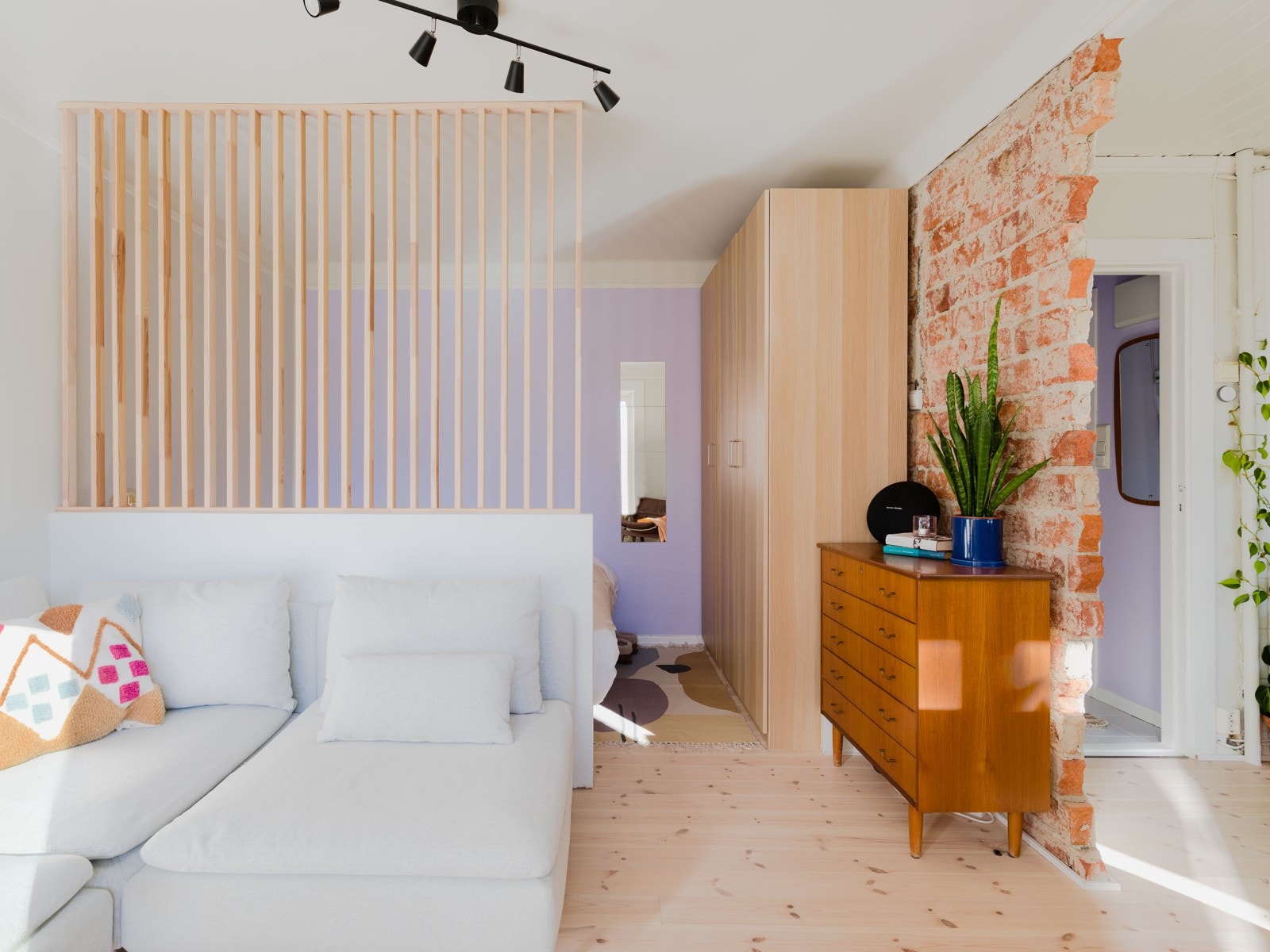 Bak den stilige spileveggen finnes leilighetens sovealkove. Galleribilde