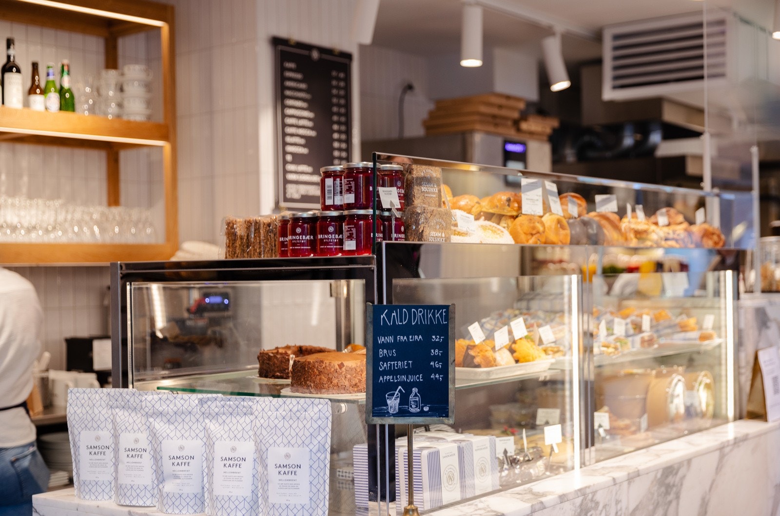 Ta deg en liten rusletur for en rykende fersk morgenkaffe og bydelens beste kanelboller. Galleribilde