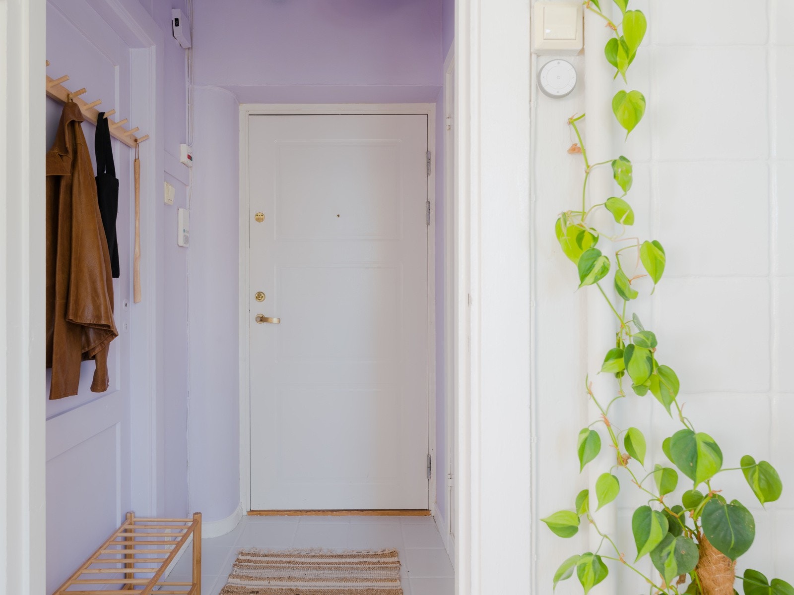 Praktisk nisje for enkel oppbevaring av yttertøy og sko. Med leiligheten følger også to romslige bodplasser. Galleribilde