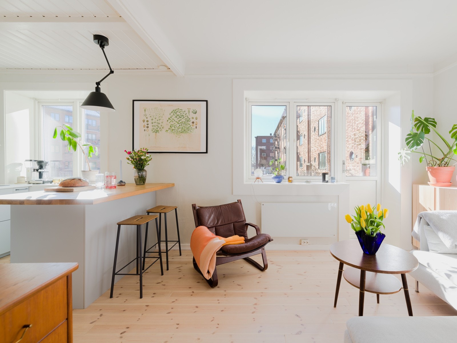 Fra stuen får du tilgang til din nye uteplass; en solfylt balkong vendt mot frodig bakgård. Galleribilde