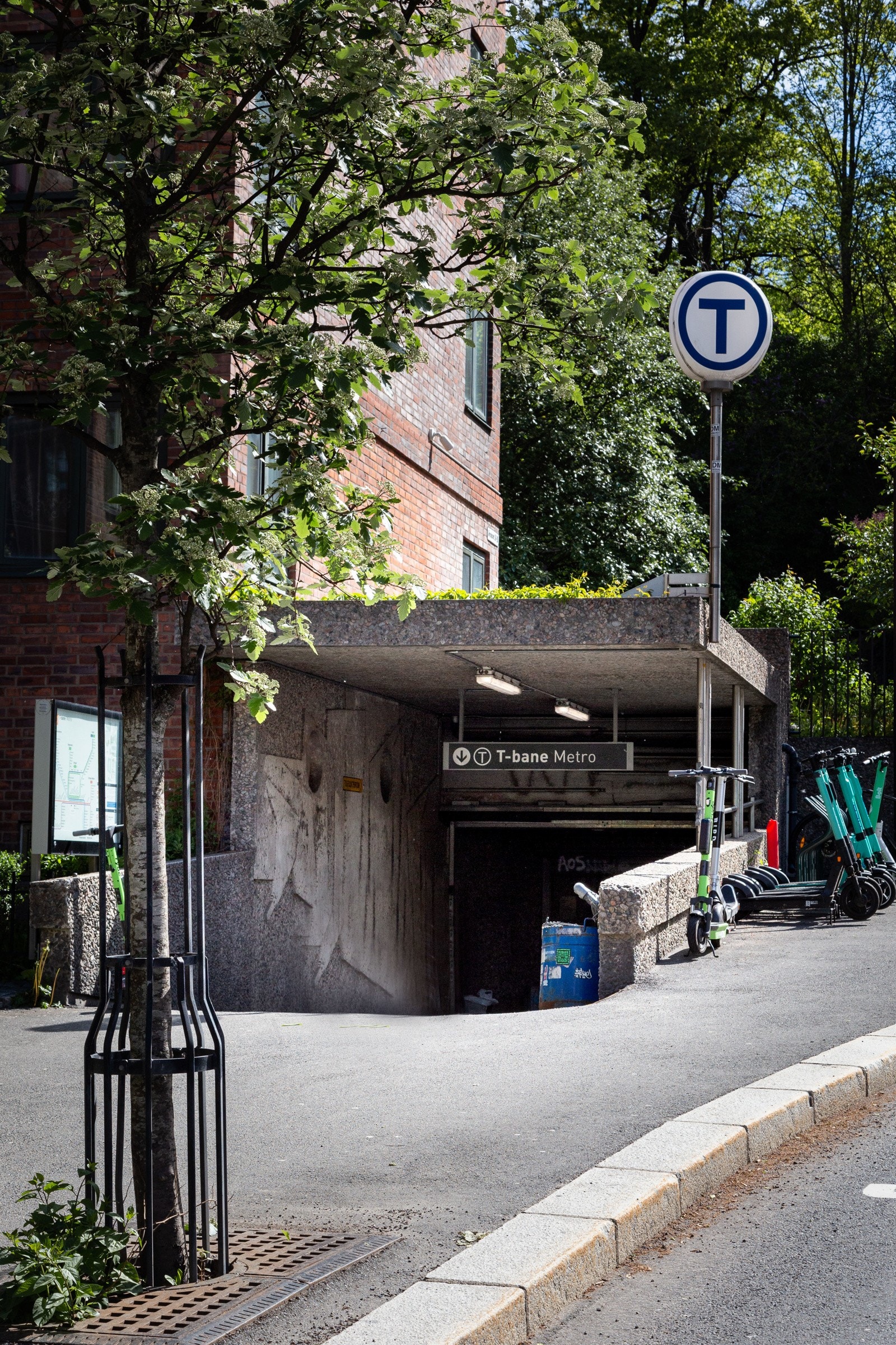 Her går det både buss, trikk og t-bane som kan ta deg til alle kanter av byen. I tillegg til Flybussen. Galleribilde