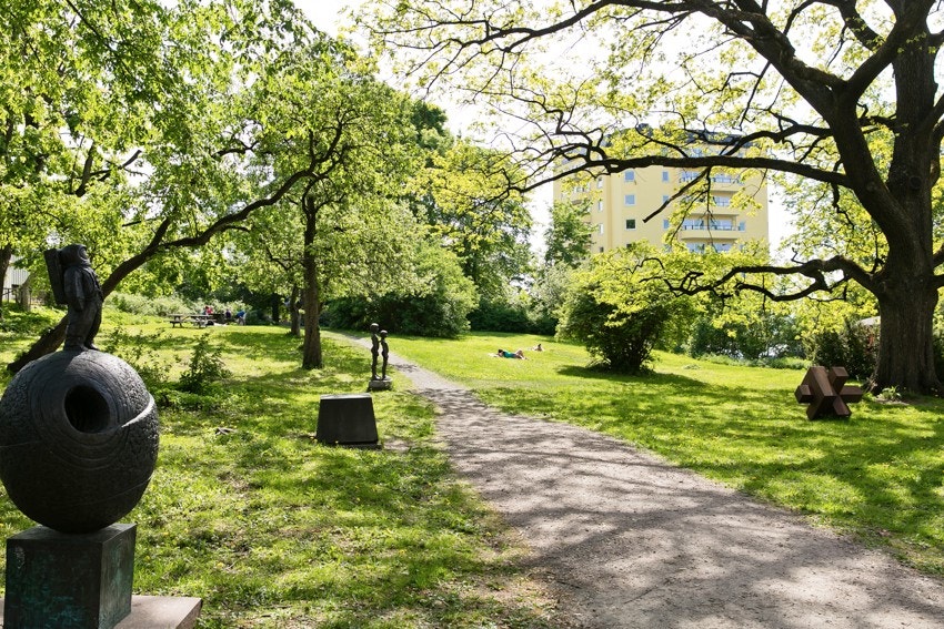 Det bugner av grønne oaser i nærområdet. Her er det bare å ta på seg skoene og gå rett ut i vakre omgivelser. Galleribilde
