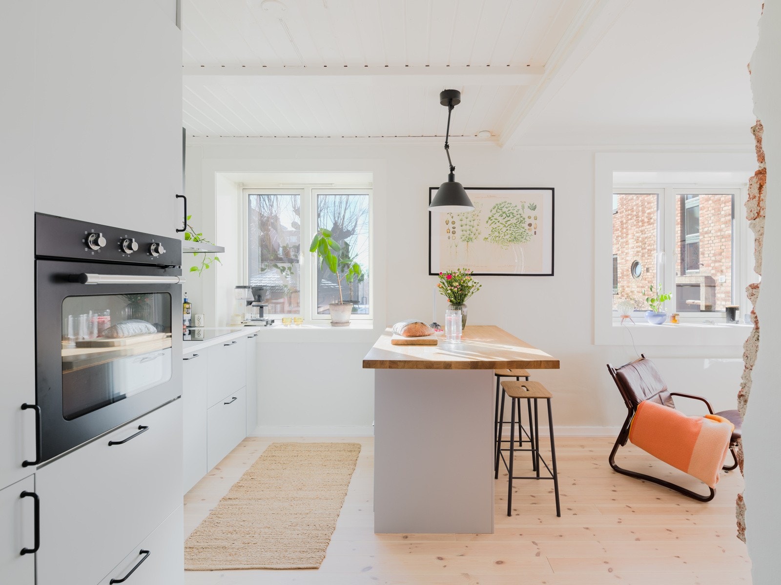 Spiseplassen ved kjøkkenøya er ekstra hyggelig! Dette blir en naturlig sosial sone for vennegjengen. Galleribilde