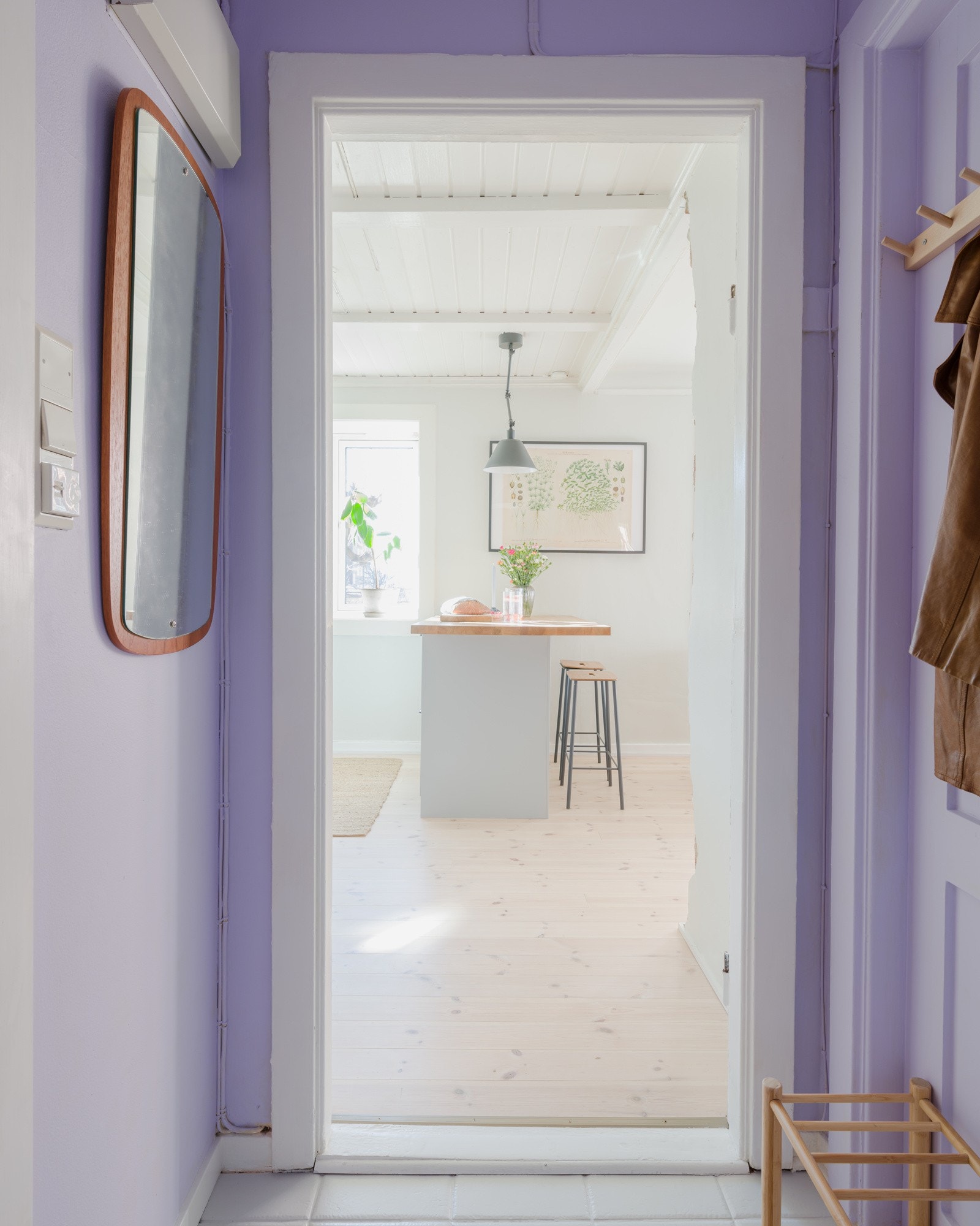 Her er det skikkelig hyggelig å komme hjem. Flisene i gangen ble malt i 2022. Galleribilde