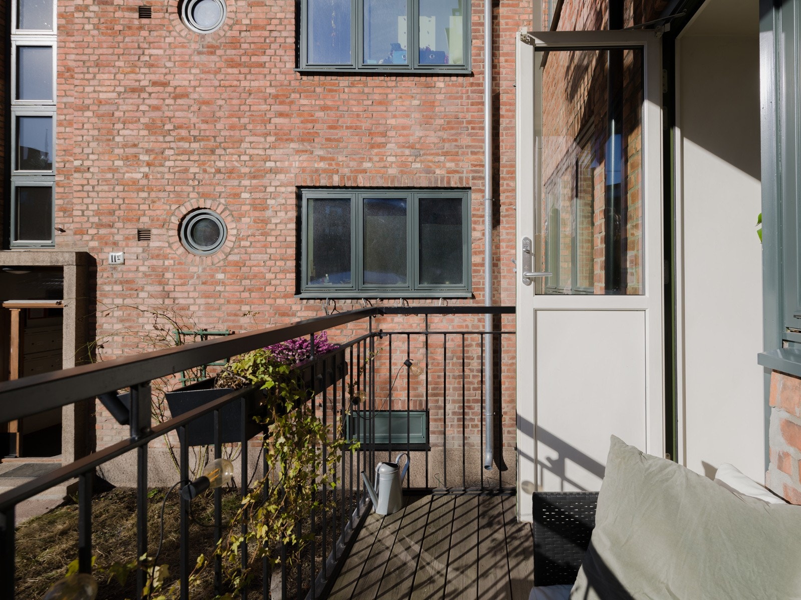 Her er det mer en nok plass til å invitere en gjest eller 2 for et glass vin. Galleribilde